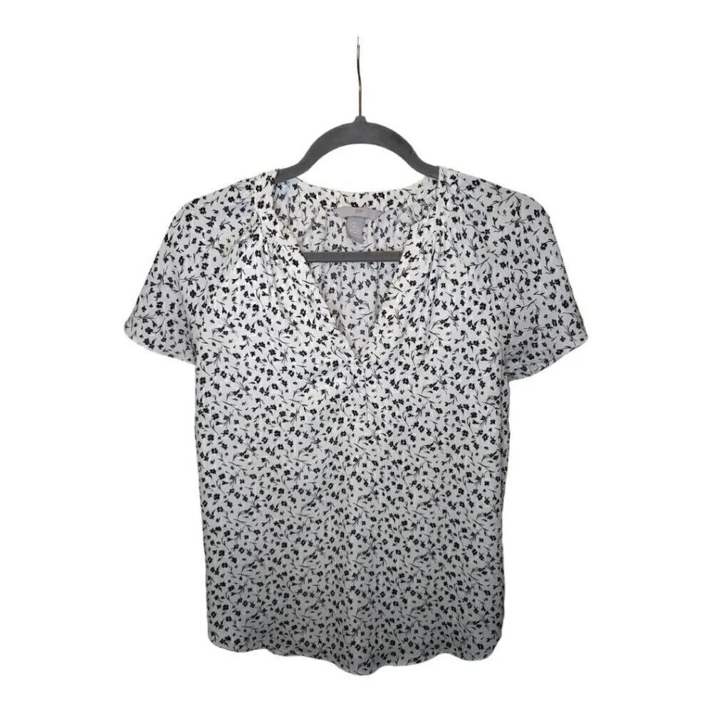 H & M Black and White Floral Short Sleeve Top with V Neck Size Women's Small